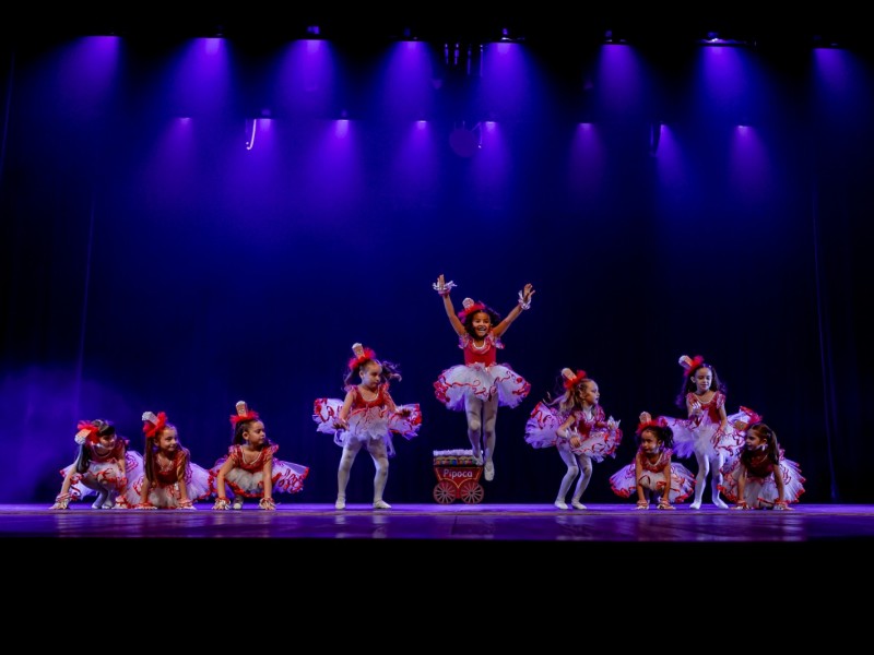 O trabalho com os bailarinos de dança moderna vai além da sala de aula
