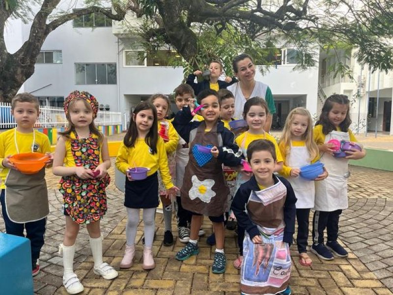 Na aula de Língua Inglesa os alunos da Educação Infantil vivenciaram um momento de muita diversão e criatividade  chamado Master Chef