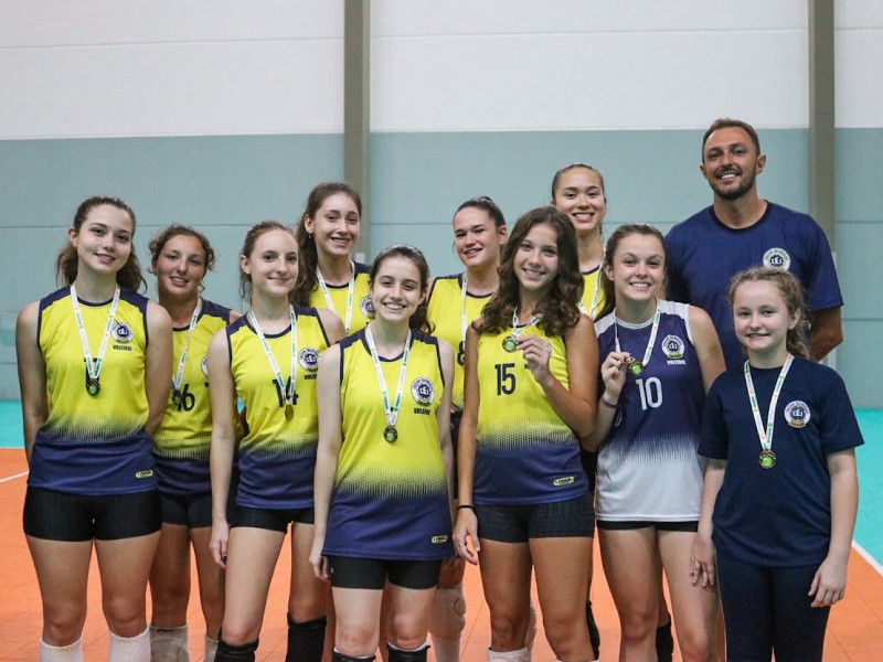 Orgulho duplo no CEJ! Nossas equipes de basquete e vôlei feminino mostraram garra e determinação nos Jogos Escolares da fase municipal.