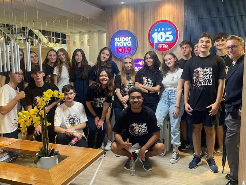 Os alunos do 3º ano do Ensino Médio receberam um convite especial da Rádio 105 FM Jaraguá, em parceria com a Univille