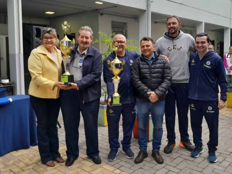 Na última quarta-feira (15/05), durante o Momento Cívico, recebemos com muita alegria as premiações dos alunos do Ensino Fundamental II e Ensino Médio que brilharam nos JESC!