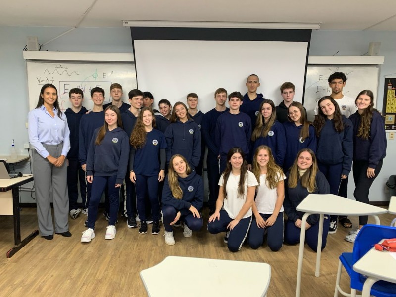 Os alunos dos 1° e 2° anos do Ensino Médio receberam a visita especial da advogada Danniele dos Santos, da OAB