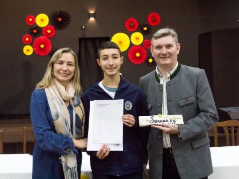 No dia 28 de maio, o Colégio Evangélico Jaraguá celebrou um evento muito especial: a noite de entrega de certificações de provas de proficiência!