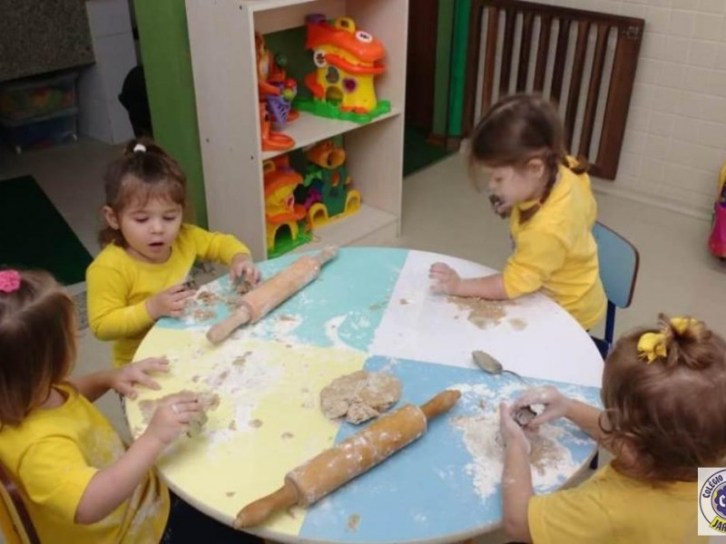 Colorir ovos, chocolate e biscoitos