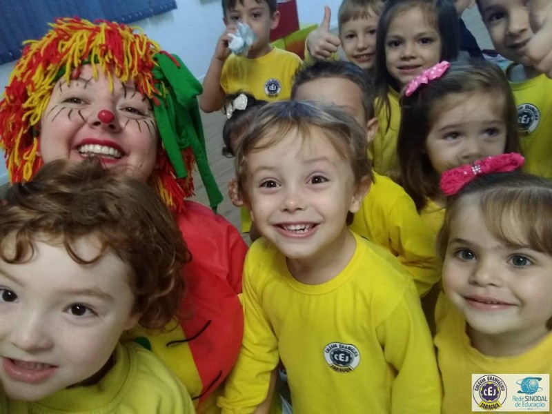 A Emília tarda, mas não falha!