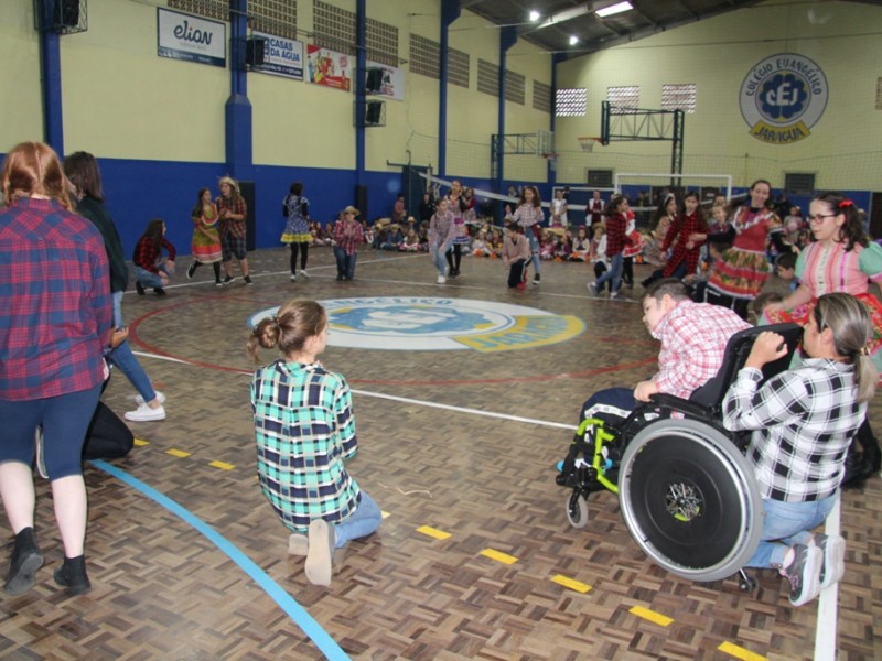 DANÇA DA QUADRILHA DA 23°GINCANA 112 ANOS DO CEJ
