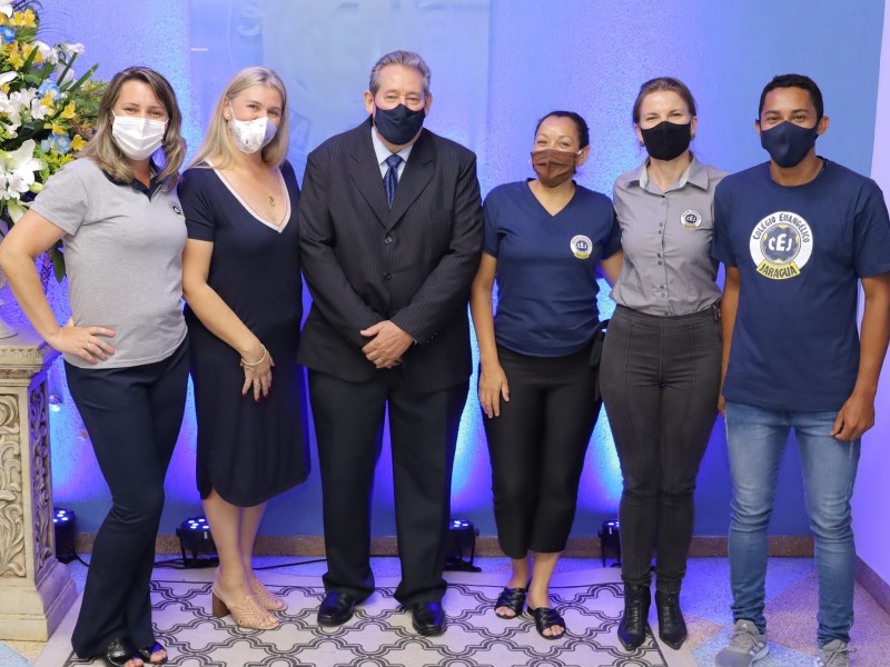 Entrega de certificados aos alunos