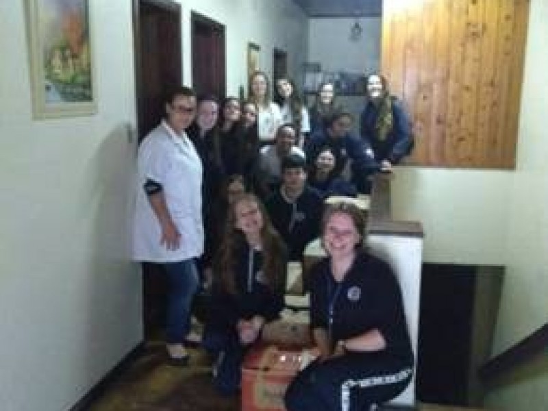 Jovens voluntários do CEJ realiza entrega dos donativos arrecadados na gincana