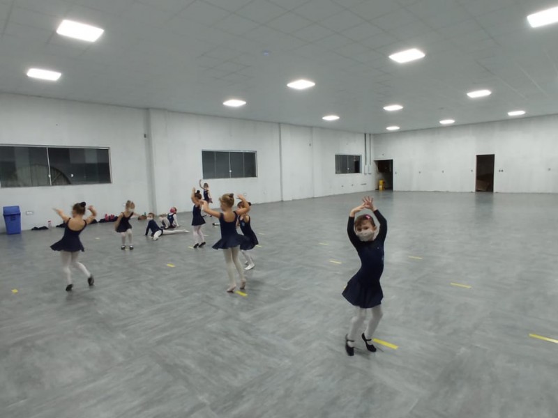 Aulas de dança moderna no Colégio Evangélico Jaraguá