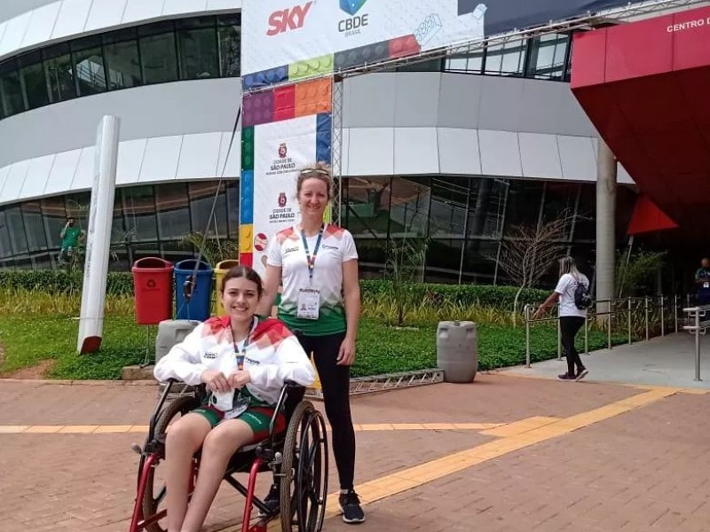 Luíza Possamai conquista medalhas na natação!