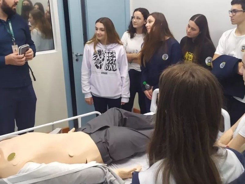 Alunos do Ensino Médio CEJ no Workshop de Medicina na Estácio.