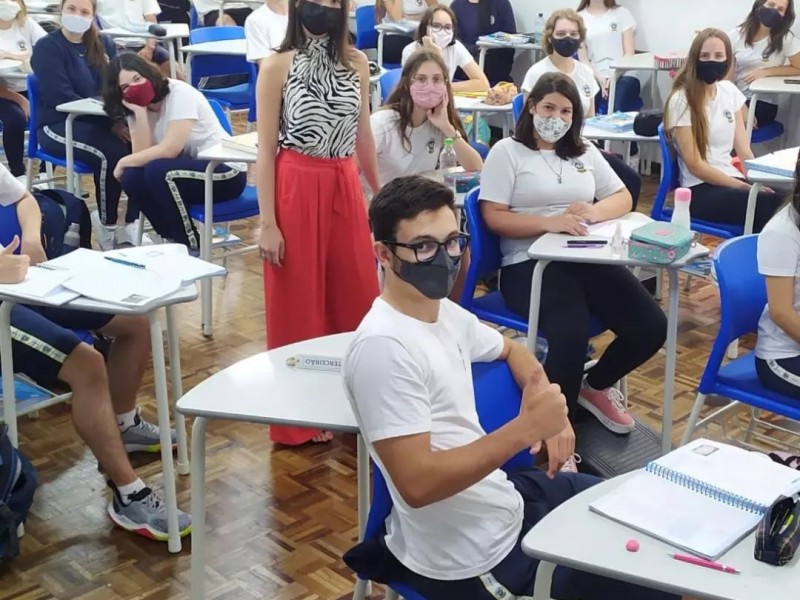 Colégio Evangélico Jaraguá destina uma aula semanal para receber profissionais que apresentam melhor a carreira.