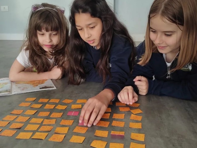 Os alunos do 4° Ano B, utilizam jogos pedagógicos em suas aulas de Geografia