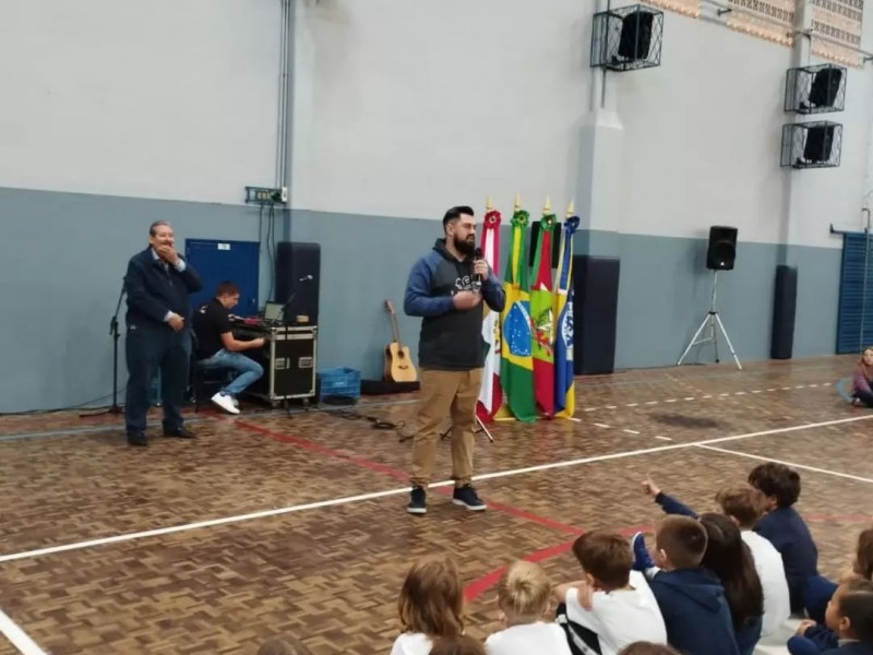 O Colégio Jaraguá homenageou os estudantes