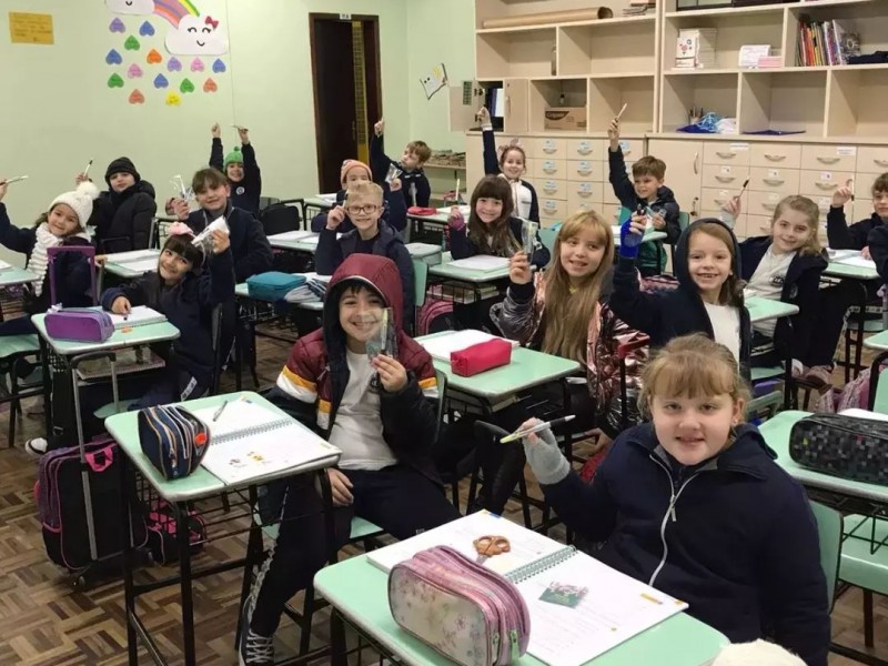 O colégio deu aos alunos uma lembrancinha no Dia do Estudante