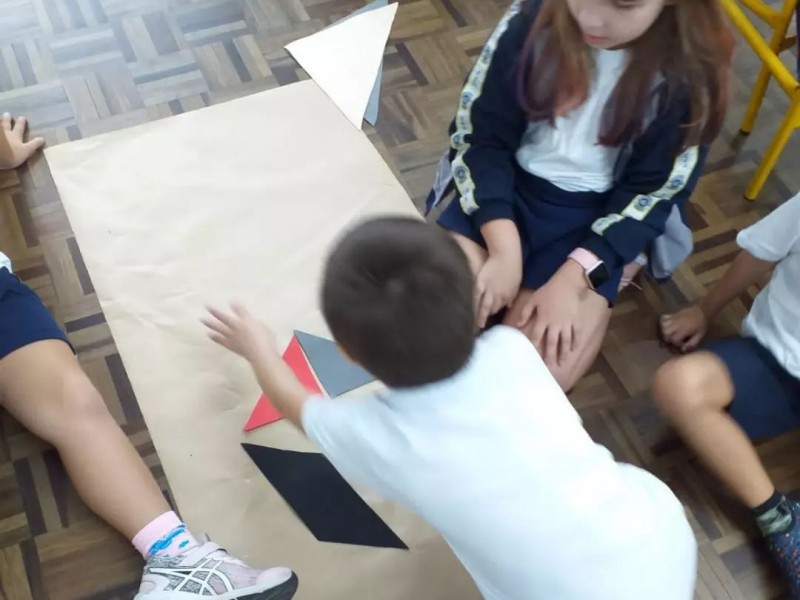 Alunos do 1° ano B montam seus próprios Tangrams