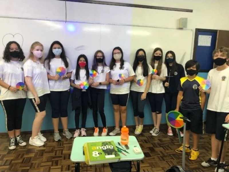 Alunos dos 8ºs e 9ºs anos compartilham alguns conteúdos na aula de Física. A óptica foi um deles.