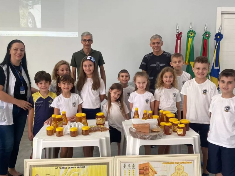 Alunos tiveram aula com apicultor e descobriram a importância das abelhas