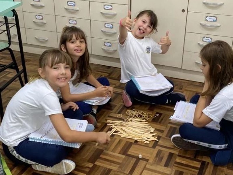 Alunos dos 2º anos A e D utilizam materiais concretos para melhor compreensão numérica