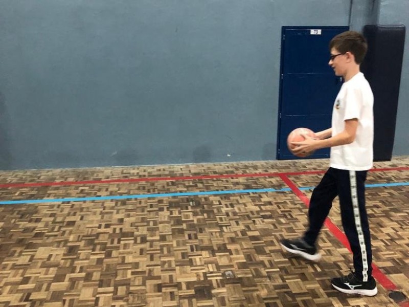 As habilidades olho-mão envolvem a coordenação entre os olhos e as mãos para realizar tarefas que exigem precisão e controle.