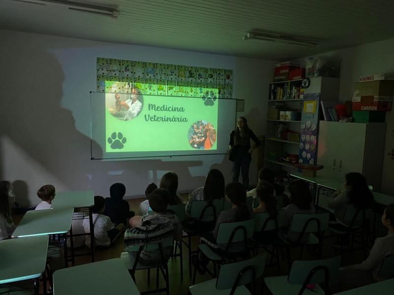 Os alunos do 2° ano 5° ano do Turno Integral matutino e vespertino estão trabalhando sobre as profissões e a importância de cada uma delas para a sociedade