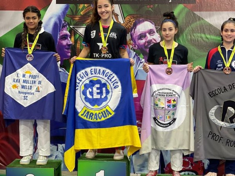 Isabelle campeã e Luisa vice campeã do JESC de 15 a 17 anos no Taekwondo
