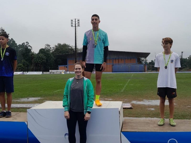 O aluno Gabriel Freiberger do 9° B/EF conquistou o 3° lugar no salto em distância