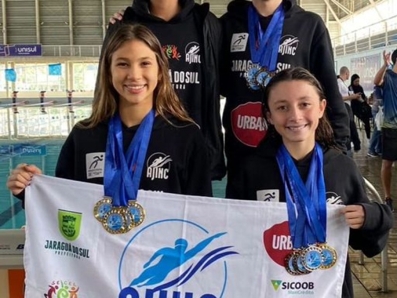 Os alunos e atletas do CEJ, Rayssa Isabelle Piaotquewicz, Isabela Possamai, Erick Lima e Tiago Yoshioka Ouki participaram do Campeonato Catarinense de Natacao de Inverno