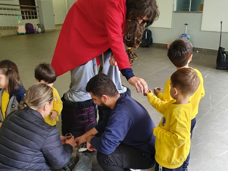 A turma do Infantil 2 explorou a história do João e o Pé de Feijão.