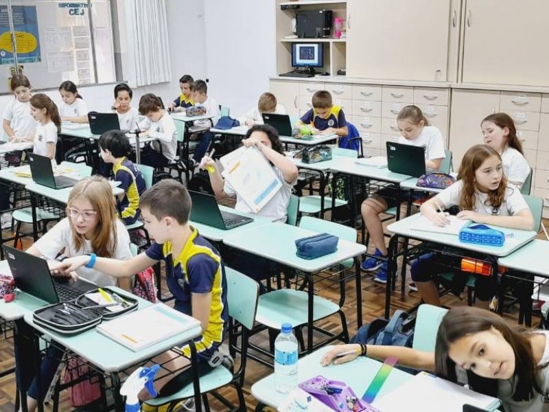Os alunos dos 4º anos C e D realizaram uma simulação de polígonos no Geoplano, utilizando o Chromebook para a atividade que foi realizada na aula de Matemática.