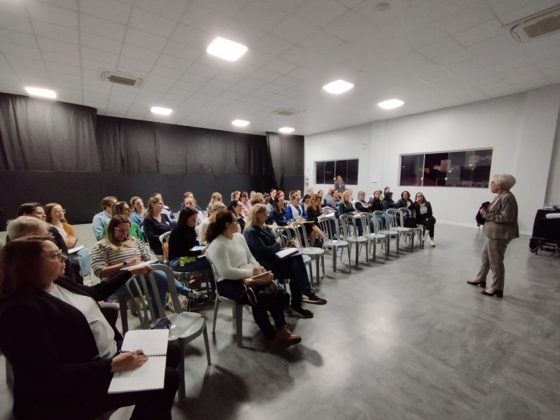 No dia 15 de agosto os professores e auxiliares de classe do Colégio Jaraguá participaram de um encontro de formação com o tema “Aprendizagem: leitura, escrita e interpretação”.