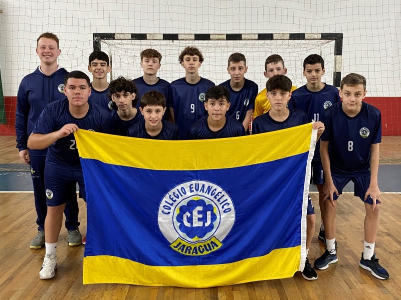 O Colégio Evangélico Jaraguá oferece aos alunos diversas atividades extraclasse, uma delas é o handebol