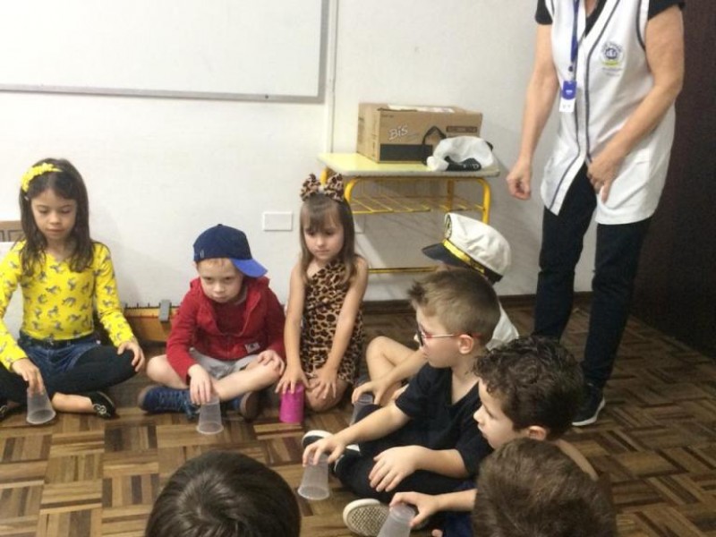 Vivência em grupo através da música.